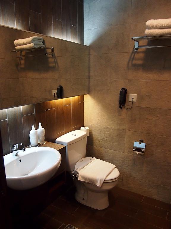 Roomz Hotel Seria Extérieur photo
