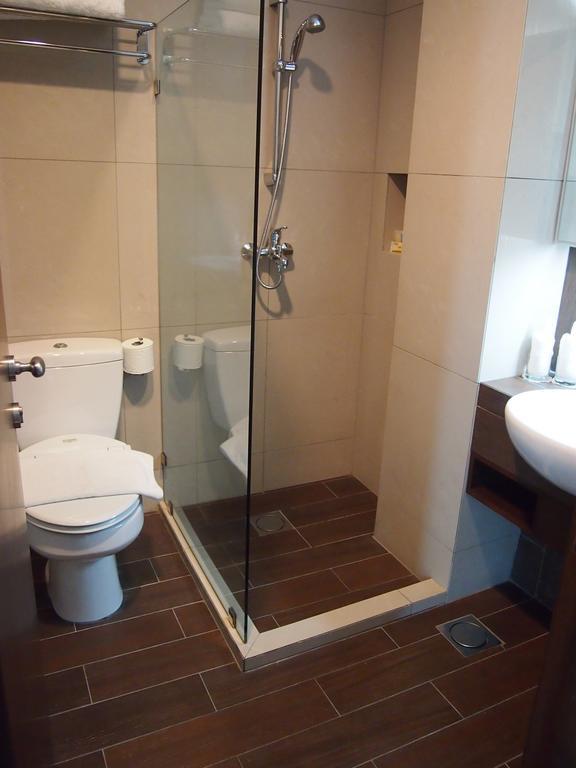 Roomz Hotel Seria Extérieur photo