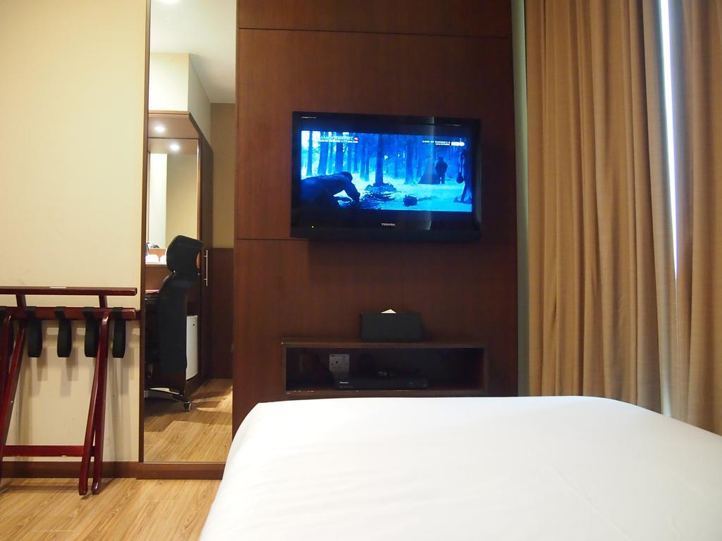Roomz Hotel Seria Extérieur photo