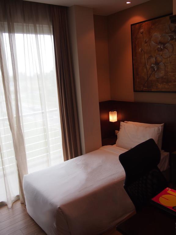 Roomz Hotel Seria Extérieur photo