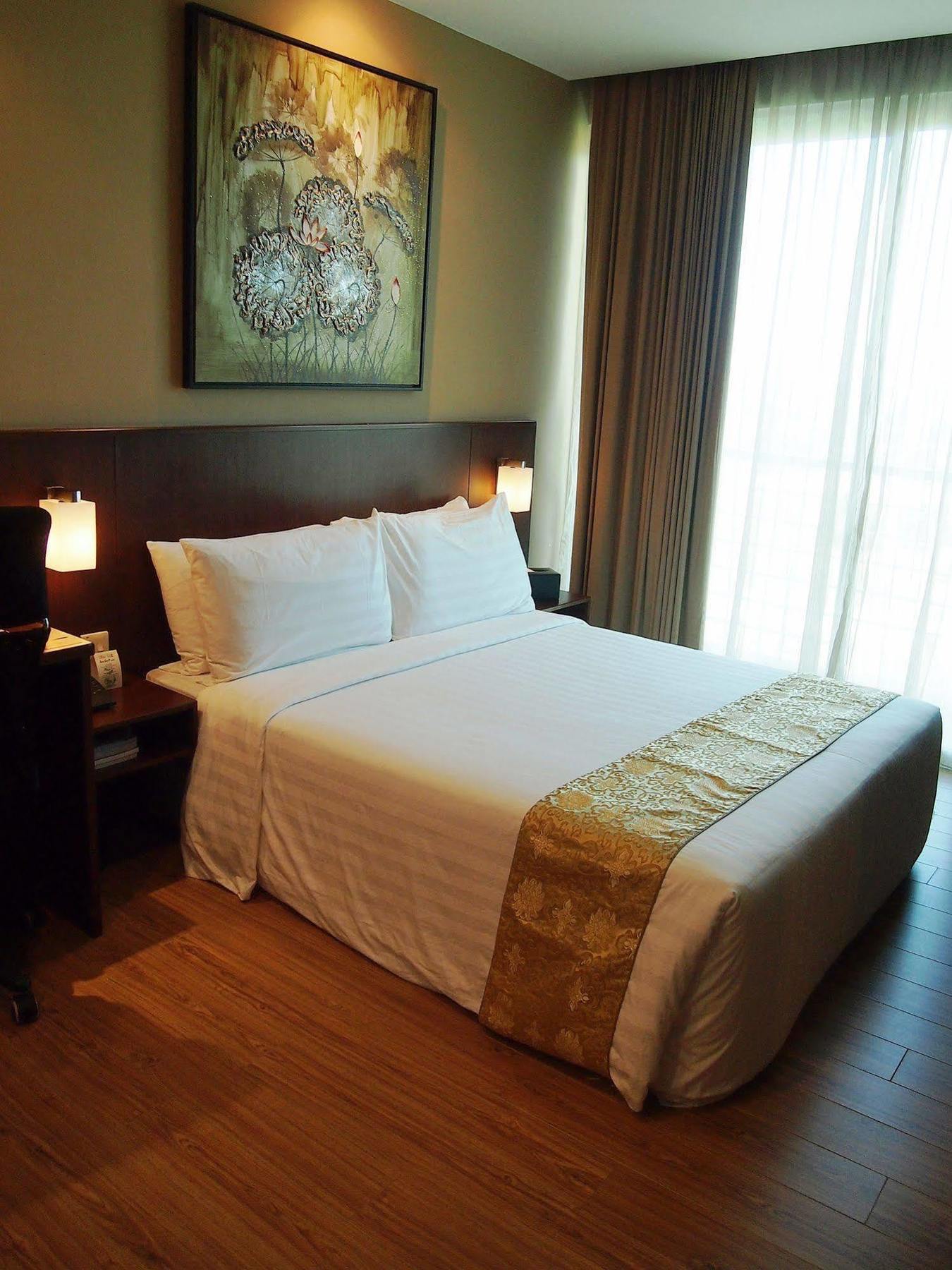Roomz Hotel Seria Extérieur photo