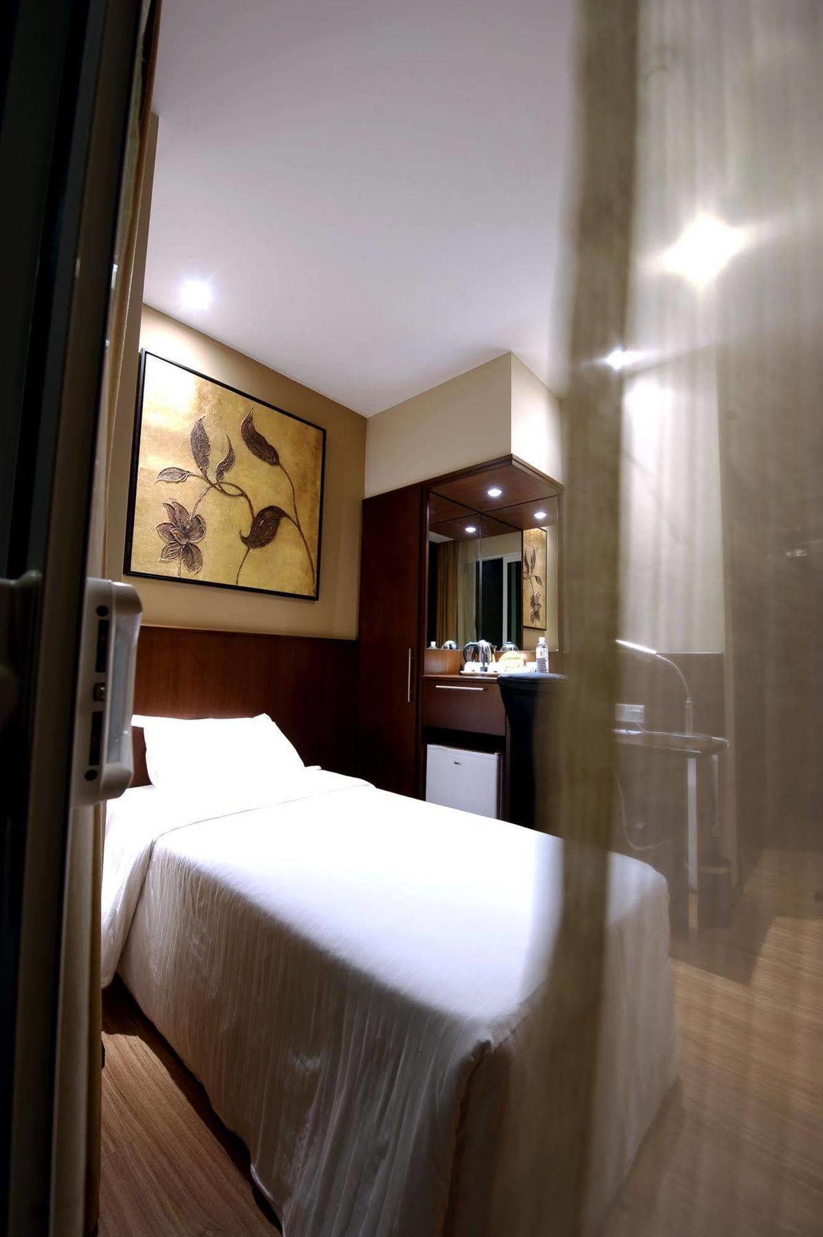 Roomz Hotel Seria Extérieur photo