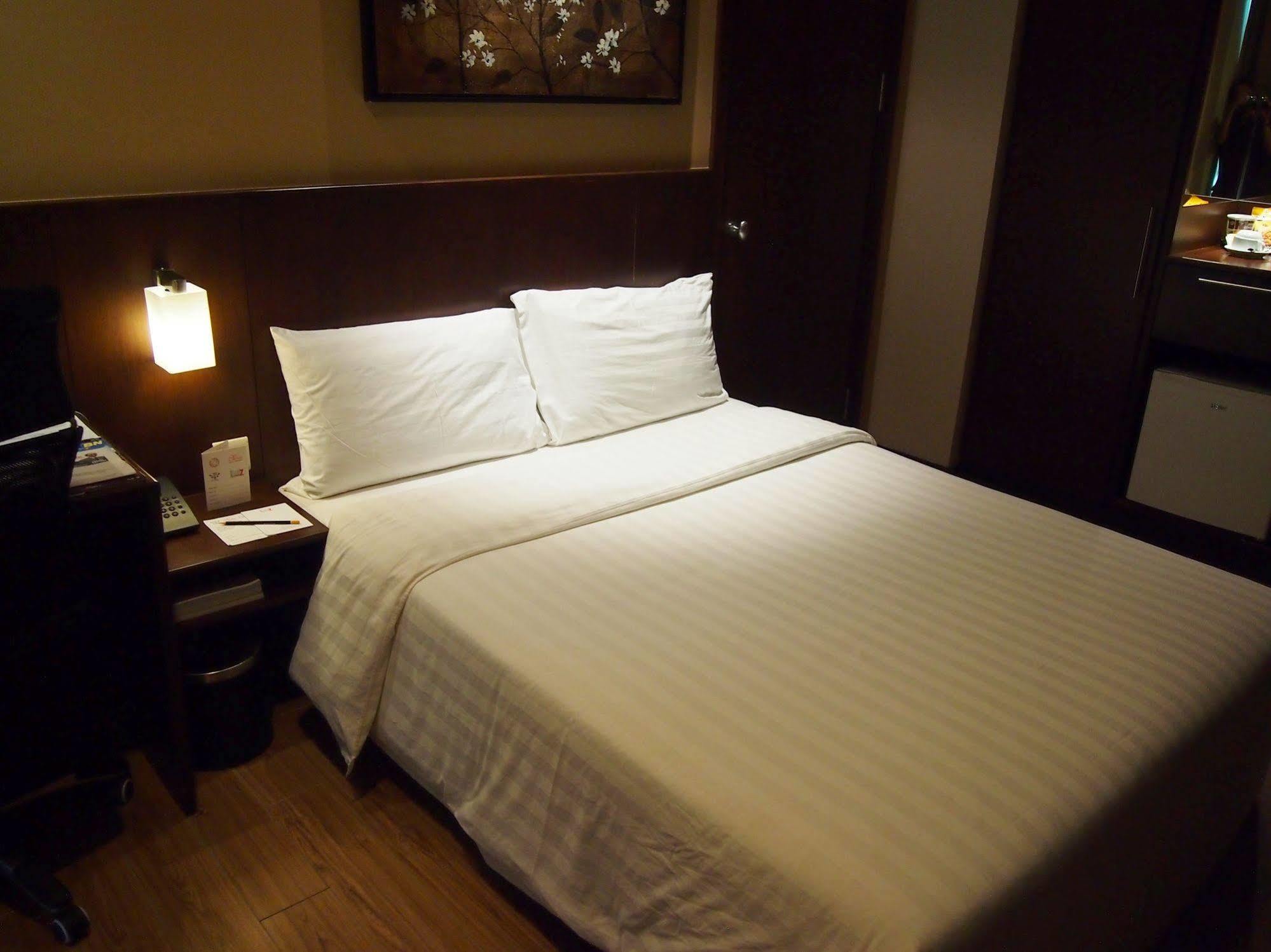 Roomz Hotel Seria Extérieur photo