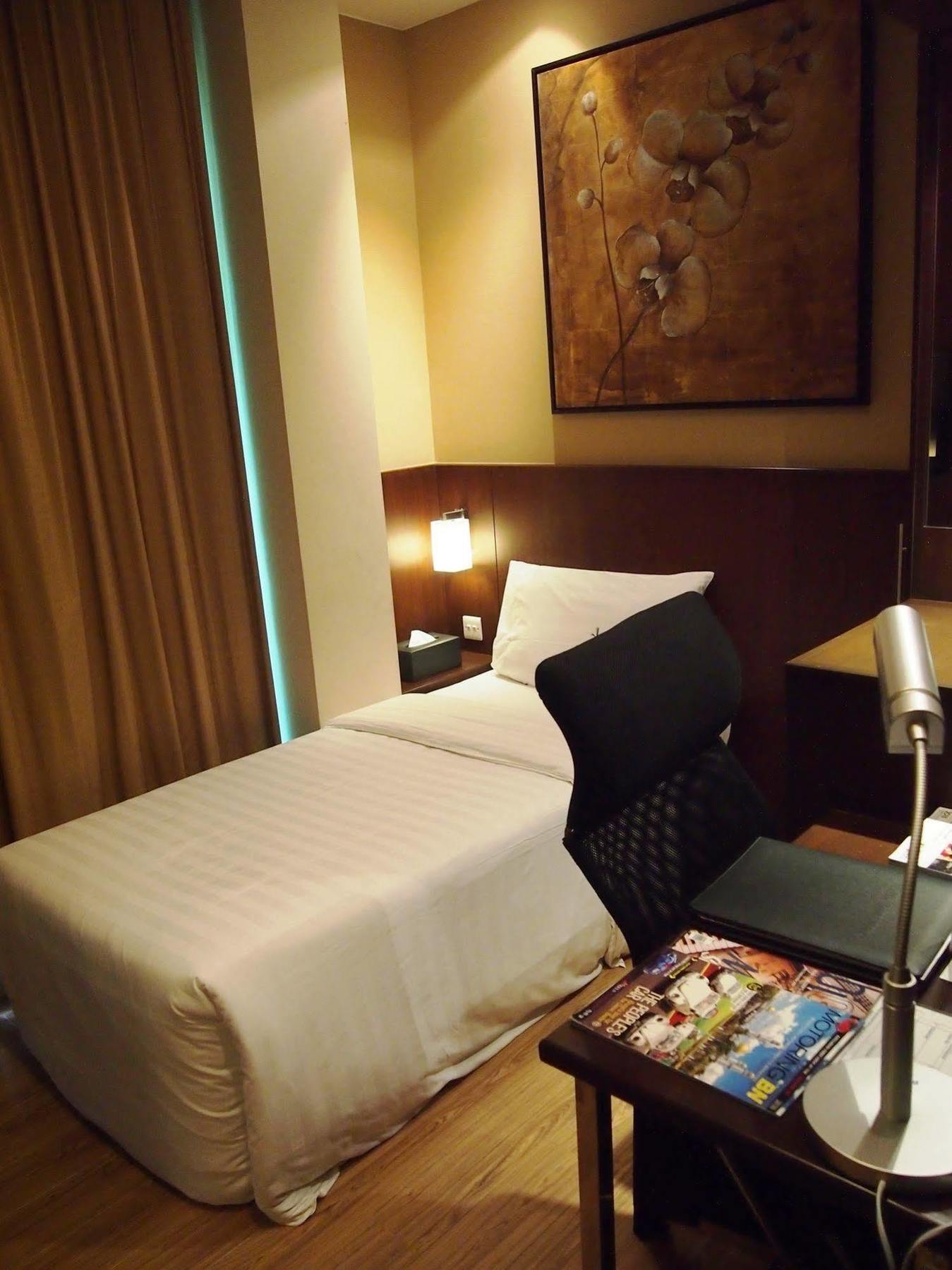 Roomz Hotel Seria Extérieur photo