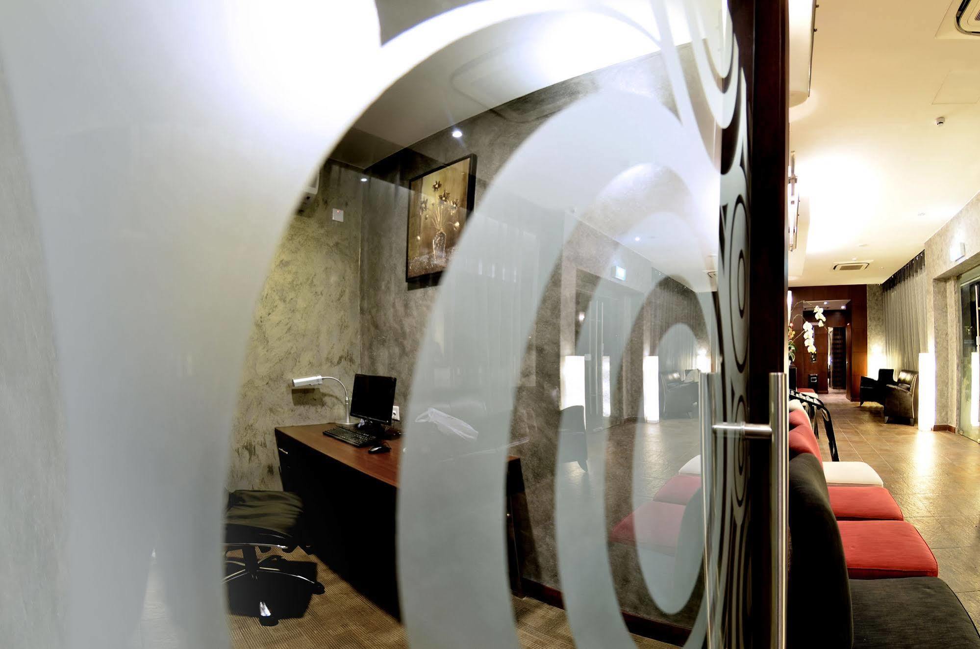 Roomz Hotel Seria Extérieur photo